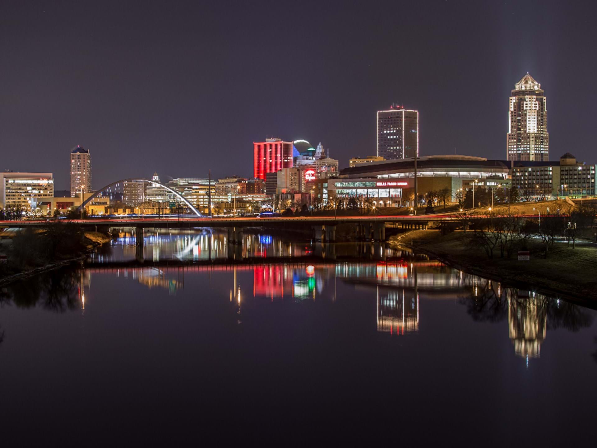 Skyline_at_night_-_Catch_Des_Moines